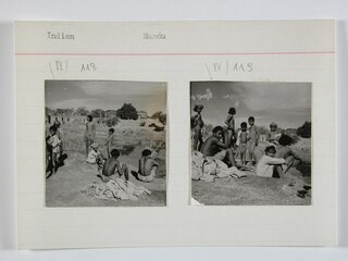 Britisch-Indien, Mandu (Mandav): Menschen; Karteikarte: Kinder neben einem Teich, im Hintergrund Ruinen