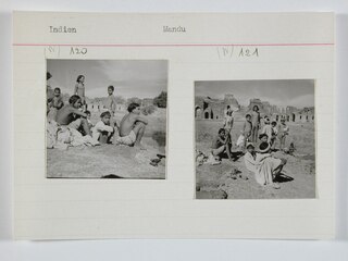 Britisch-Indien, Mandu (Mandav): Menschen; Kinder neben einem Teich, im Hintergrund Ruinen