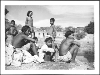 Britisch-Indien, Mandu (Mandav): Menschen; Kinder neben einem Teich, im Hintergrund Ruinen
