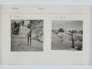 Britisch-Indien, Mandu (Mandav): Menschen; Karteikarte: Knabe vor Ruinen / Knabe bei einem Teich, im Hintergrund Ruinen