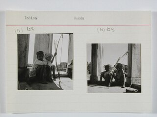 Britisch-Indien, Mandu (Mandav): Menschen; Karteikarte: Zwei sitzenden Kinder mit Pfeil und Bogen vor zwei Säulen