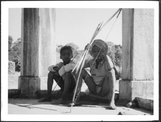 Britisch-Indien, Mandu (Mandav): Menschen; Zwei sitzenden Kinder mit Pfeil und Bogen vor zwei Säulen