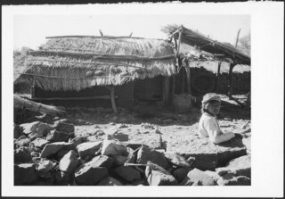Britisch-Indien, Mandu (Mandav): Menschen; Ein Knabe vor einer Strohhütte