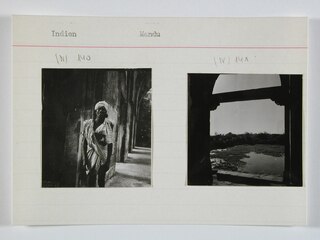 Britisch-Indien, Mandu (Mandav): Menschen; Karteikarte: Ein Mann vor einer Mauer / Blick auf einen Teich mit Tieren, im Hintergrund Wald