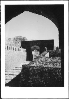 6 ManduDie Stadtmauer von Mandu ist ca. 64km lang (Photo eines Tors mit Elefantentreppe) | [Legende auf separater Karte]