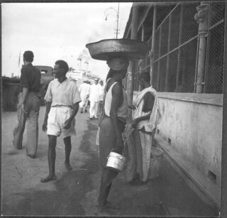 Italienisch-Ostafrika, Massana (Massawa, Massaua): Hafen; Menschen mit Transportkörben vor einem Gebäude
