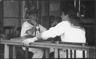 Italienisch-Ostafrika, Massana (Massawa, Massaua): Hafen; Zwei Matrosen der Regia Marina ("Königliche Marine") beim Biertrinken (Birra Dreher)