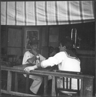 Italienisch-Ostafrika, Massana (Massawa, Massaua): Hafen; Zwei Matrosen der Regia Marina ("Königliche Marine") beim Biertrinken (Birra Dreher)