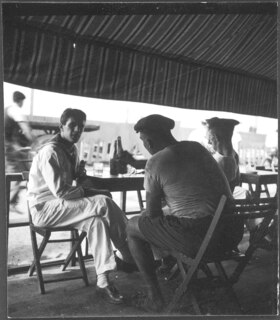 Italienisch-Ostafrika, Massana (Massawa, Massaua): Hafen; Zwei Matrosen der Regia Marina ("Königliche Marine") beim Biertrinken (Birra Dreher)