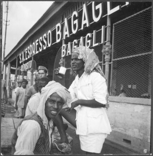 Italienisch-Ostafrika, Massana (Massawa, Massaua): Hafen; Männer vor einem Kaffeeshop