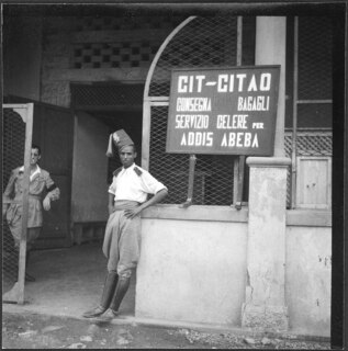Italienisch-Ostafrika, Massana (Massawa, Massaua): Hafen; Männer in Uniform vor einem Gebäude