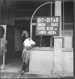 Italienisch-Ostafrika, Massana (Massawa, Massaua): Hafen; Männer in Uniform vor einem Gebäude