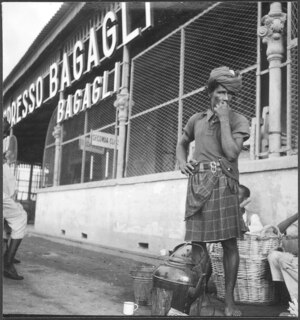 Italienisch-Ostafrika, Massana (Massawa, Massaua): Hafen; Ein Mann mit einem grossen Krug und einer Tasse vor einem Gebäude