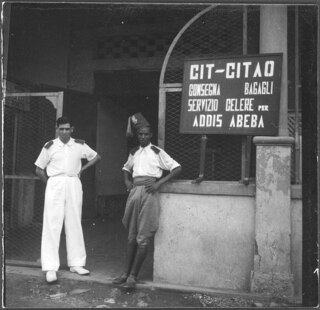 Italienisch-Ostafrika, Massana (Massawa, Massaua): Hafen; Männer in Uniform vor einem Gebäude