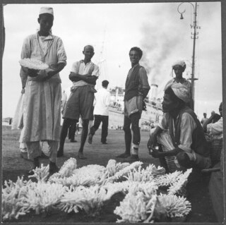 Italienisch-Ostafrika, Massana (Massawa, Massaua): Hafen; Männer am Hafen beim Verkauf von Korallen