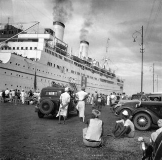 Italienisch-Ostafrika, Massana (Massawa, Massaua): Hafen; Wartende Menschen am Quai vor dem Schiff