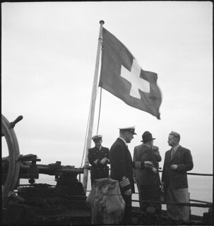 Zum ersten Mal ein Meerdampfer unter der Flagge der Schweizer Flotte. Ankunft der "Calanda" in Lissabon, 5. Mai 1941 | A. Clarac-Schwarzenbach, Lissabon Mai 1941 | [Legende auf separatem Umschlag]