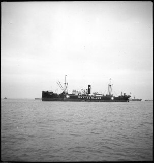 Zum ersten Mal ein Meerdampfer unter der Flagge der Schweizer Flotte. Ankunft der "Calanda" in Lissabon, 5. Mai 1941 | A. Clarac-Schwarzenbach, Lissabon Mai 1941 | [Legende auf separatem Umschlag]