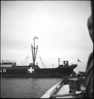 2. "Calanda" | Zum ersten Mal weht die Schweizer Flagge am Heck eines MeerdampfersZum ersten Mal ein Meerdampfer unter der Flagge der Schweizer Flotte. Ankunft der "Calanda" in Lissabon, 5. Mai 1941 | A. Clarac-Schwarzenbach, Lissabon Mai 1941 | [Legende auf separatem Umschlag]