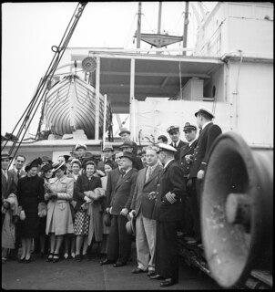 4Zum ersten Mal ein Meerdampfer unter der Flagge der Schweizer Flotte. Ankunft der "Calanda" in Lissabon, 5. Mai 1941 | A. Clarac-Schwarzenbach, Lissabon Mai 1941 | [Legende auf separatem Umschlag]
