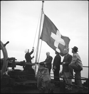Zum ersten Mal ein Meerdampfer unter der Flagge der Schweizer Flotte. Ankunft der "Calanda" in Lissabon, 5. Mai 1941 | A. Clarac-Schwarzenbach, Lissabon Mai 1941 | [Legende auf separatem Umschlag]