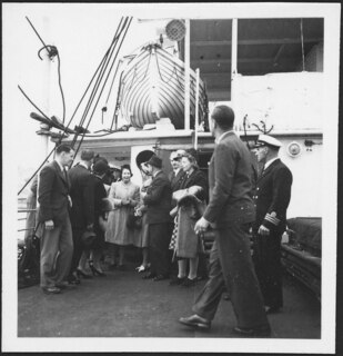 Zum ersten Mal ein Meerdampfer unter der Flagge der Schweizer Flotte. Ankunft der "Calanda" in Lissabon, 5. Mai 1941 | A. Clarac-Schwarzenbach, Lissabon Mai 1941 | [Legende auf separatem Umschlag]