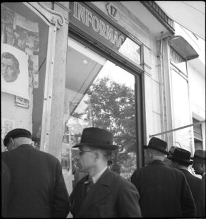 Die andere Seite von Lissabon: fast orientalische Aspekte bei und in der Markthalle. Ganz nahe davon - die modernen "Informationsbureaux", die teils deutsche Propaganda machen, teils britische Bilder bringen. | Photos Annemarie Clarac-Schwarzenbach | [Legende auf separatem Umschlag]