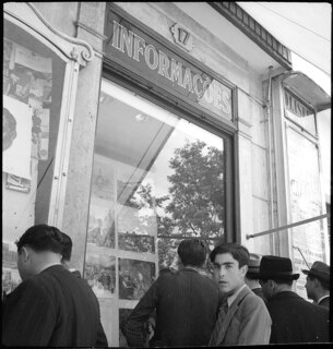 Die andere Seite von Lissabon: fast orientalische Aspekte bei und in der Markthalle. Ganz nahe davon - die modernen "Informationsbureaux", die teils deutsche Propaganda machen, teils britische Bilder bringen. | Photos Annemarie Clarac-Schwarzenbach | [Legende auf separatem Umschlag]