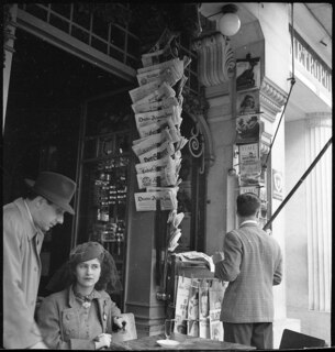 Die andere Seite von Lissabon: fast orientalische Aspekte bei und in der Markthalle. Ganz nahe davon - die modernen "Informationsbureaux", die teils deutsche Propaganda machen, teils britische Bilder bringen. | [Legende auf separatem Umschlag]