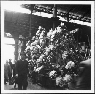 Die andere Seite von Lissabon: fast orientalische Aspekte bei und in der Markthalle. Ganz nahe davon - die modernen "Informationsbureaux", die teils deutsche Propaganda machen, teils britische Bilder bringen. | Photos Annemarie Clarac-Schwarzenbach | [Legende auf separatem Umschlag]