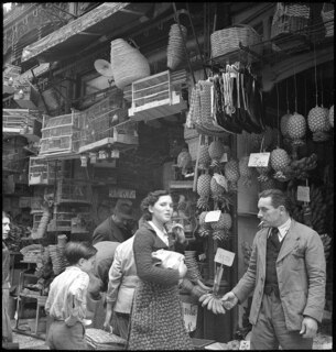 Die andere Seite von Lissabon: fast orientalische Aspekte bei und in der Markthalle. Ganz nahe davon - die modernen "Informationsbureaux", die teils deutsche Propaganda machen, teils britische Bilder bringen. | [Legende auf separatem Umschlag]