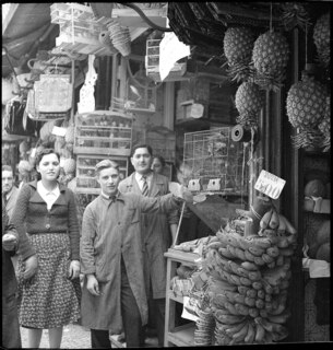 Die andere Seite von Lissabon: fast orientalische Aspekte bei und in der Markthalle. Ganz nahe davon - die modernen "Informationsbureaux", die teils deutsche Propaganda machen, teils britische Bilder bringen. | [Legende auf separatem Umschlag]