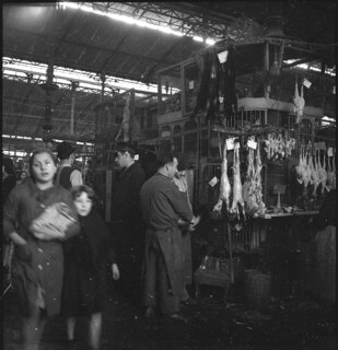 Die andere Seite von Lissabon: fast orientalische Aspekte bei und in der Markthalle. Ganz nahe davon - die modernen "Informationsbureaux", die teils deutsche Propaganda machen, teils britische Bilder bringen. | [Legende auf separatem Umschlag]