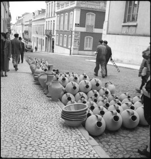 Portugal, Lissabon (Lisboa): Strassenszenen; Tonkrüge am Strassenrand