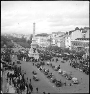 Deutsch: Portugal, Lissabon (Lisboa): Strassenszenen; Eine belebte Strasse mit einer Säule