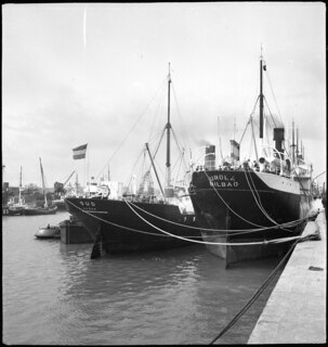 Thema: das yougoslawische Schiff "Sud", das die Schweiz gechartert hatte, um ein griechisches zu ersetzen, muss nach der Verwicklung Yougoslawiens in den Krieg nun abgeliefert werden, seine Ladung wird auf den spanischen "Urola Bilbao" überführt, der von der Schweiz gemietet wurde. | A. Clarac-Schwarzenbach Lisbon, Mai 1941 | [Legende auf separatem Umschlag]