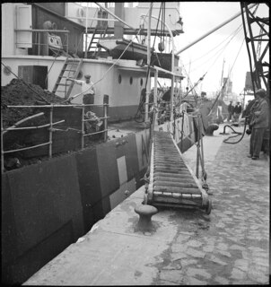 Portugal, Lissabon (Lisboa): Hafen; Ein Schiff am Quai