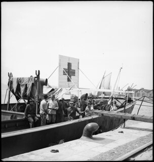 Portugal, Lissabon (Lisboa): Schiff Silva Gouveia; Männer an Deck eines Schiffes mit der Flagge des Roten Kreuzes