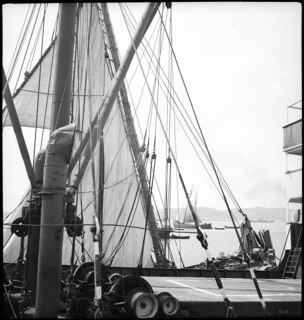 Portugal, Lissabon (Lisboa): Schiff Silva Gouveia; Blick auf ein Schiffsdeck und ein kleineres Segelboot