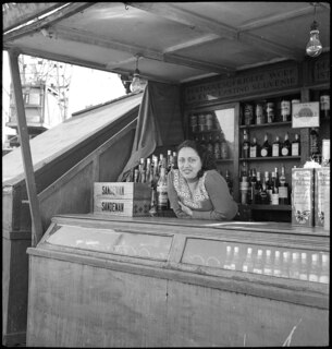 Portugal, Lissabon (Lisboa): Hafen; Eine Frau in einem kleinen Laden mit Flaschen, im Hintergrund ein Schild "Portuguese filigree work, an ever lasting souvenir"