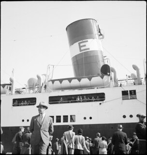 Portugal, Lissabon (Lisboa): Schiff Excambion; Frauen und Männer stehen am Quai vor einem Schiff