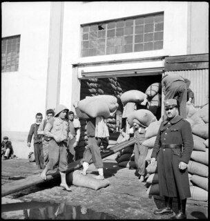 Portugal, Lissabon (Lisboa): Hafen; Arbeiter beim Verladen von Säcken in ein Gebäude