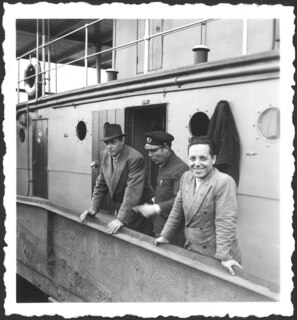 Portugal, Lissabon (Lisboa): Schiff Nereus; Drei Männer an der Reling eines Schiffes