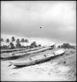 Portugal, San Thomé (São Tomé und Príncipe): Boote; Fischerbarken aus Holz in São Tomé am Strand