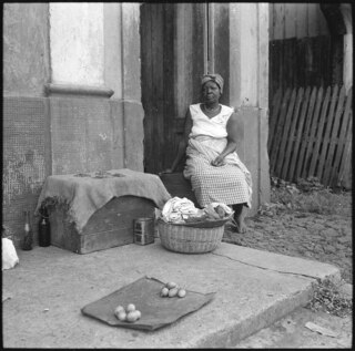 Portugal, San Thomé (São Tomé und Príncipe): Menschen; Frau sitzend vor Hauseingang