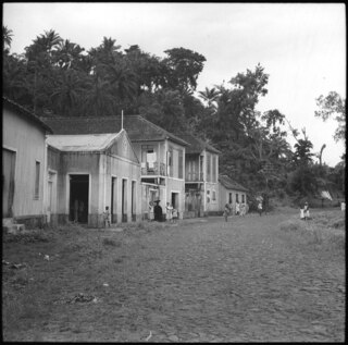 Portugal, San Thomé (São Tomé und Príncipe): Häuserzeile; Teilansicht eines Dorfes mit einzelnen Menschen auf der Strasse