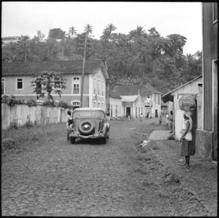 Portugal, San Thomé (São Tomé und Príncipe): Strassenszene; Häuserreihe mit Automobil in der Mitte