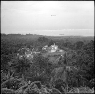 Portugal, San Thomé (São Tomé und Príncipe): Ansicht der Ortschaft Trindade; Dorfansicht der Ortschaft von erhöhter Position mit Blick auf das Meer