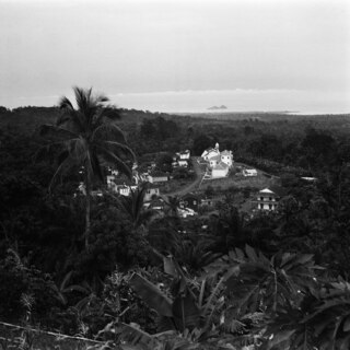 Portugal, San Thomé (São Tomé und Príncipe): Ansicht der Ortschaft Trindade; Dorfansicht der Ortschaft von erhöhter Position mit Blick auf das Meer
