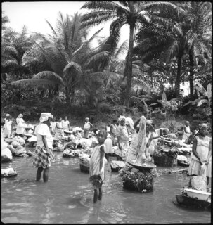 Portugal, San Thomé (São Tomé und Príncipe): Menschen; Frauen und Mädchen versammeln sich zum Wäsche waschen am Fluss